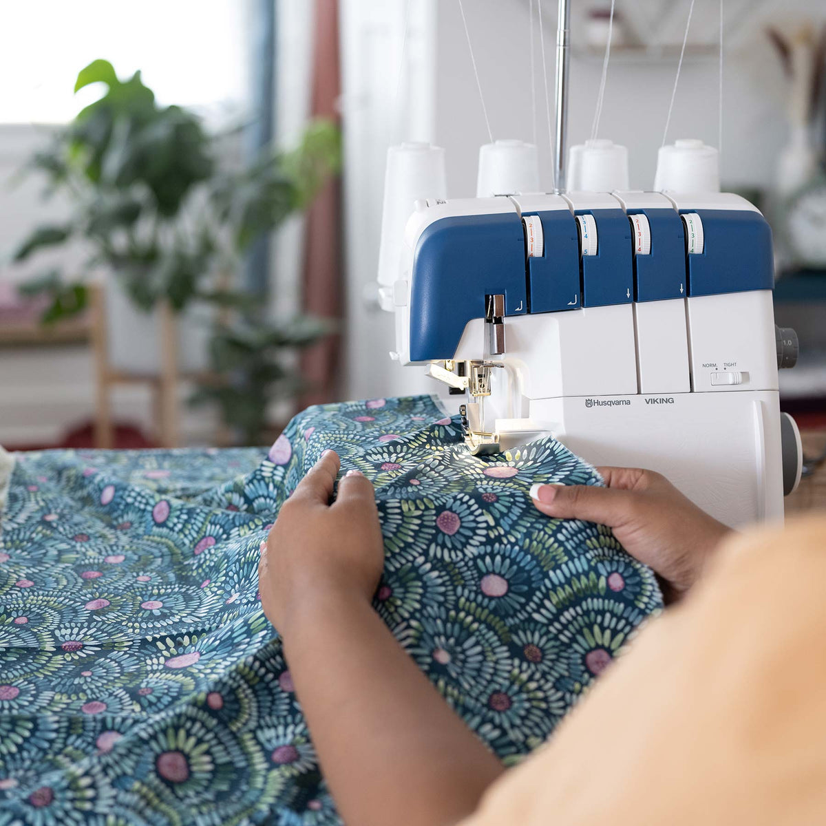 HUSQVARNA® VIKING® AMBER™ Air S | 400 Overlock Machine